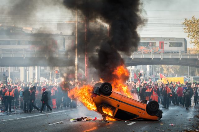 Κάηκε το αυτοκίνητό του σε διαδήλωση, αποζημιώθηκε μέσω crowdfunding